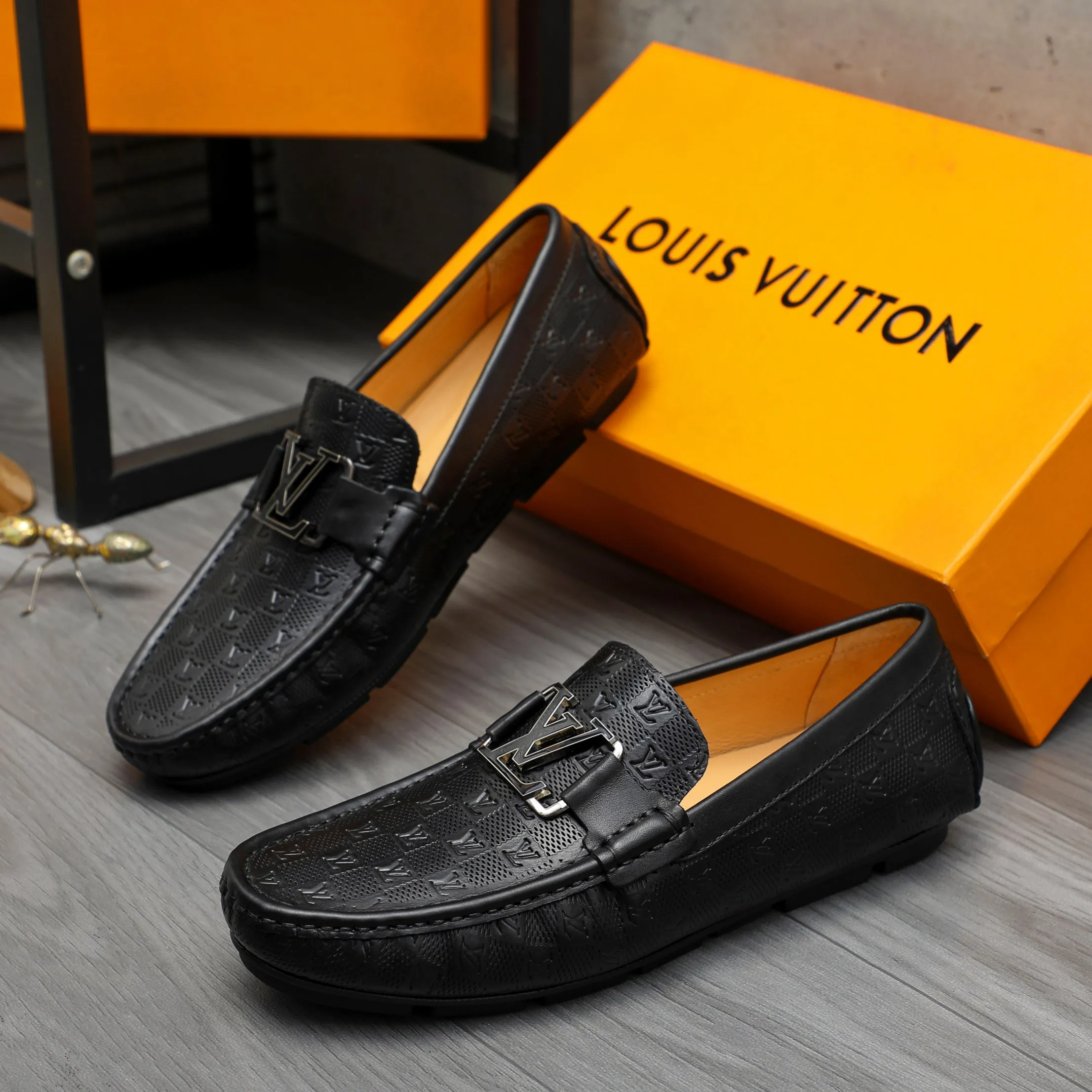 Men's shoes 💰p380 Product trademark: LV "Louis Vuitton" casual slip-on men's shoes Regular size: 38-45 Product material: Selected classic embossed cowhide upper, pigskin lining, rubber outsole